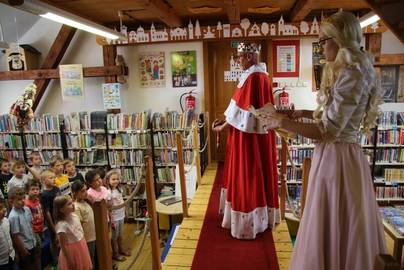 Král Radovan vítá prvňáčky a princezna Šárka čte slavnostní slib