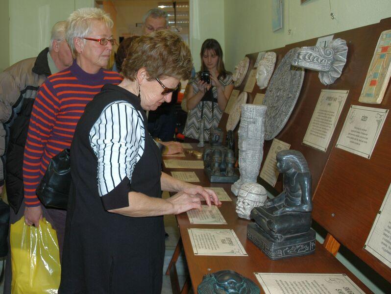 Z vernisáže hmatové výstavy archeologických reprodukcí Doteky věčné krásy (únor 2008)