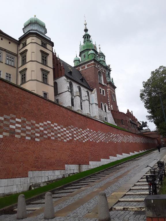 Dominantou Krakova je hrad Wavel