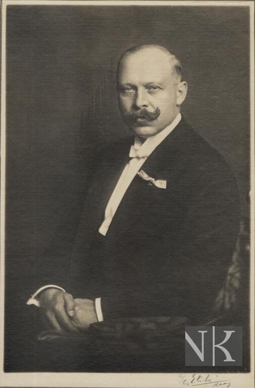  Oficiální portrét Oleksandra Košyce zhotovený pravděpodobně v roce 1919 (zdroj: Slovanská knihovna, Speciální sbírky: T-O-1007)