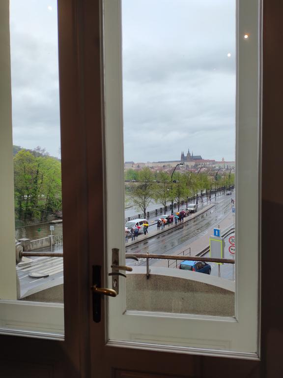 Z oken Goethe-Institutu se naskýtá výhled přímo na Pražský hrad