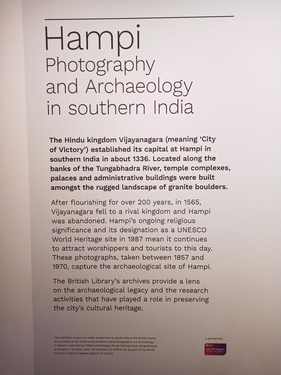 Výstava archeologických fotografií z jihu Indie probíhala v přední vstupní hale