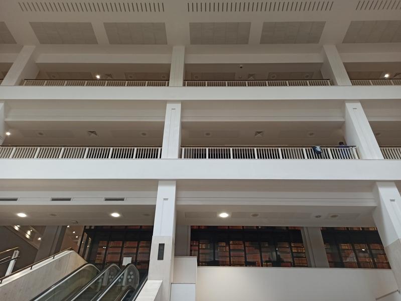 Vyšší patra knihovny lákají k návštěvě