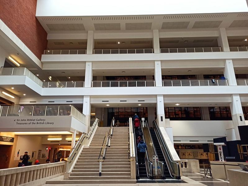 Interiér knihovny, ať se na něj díváme z kteréhokoliv úhlu, je majestátní; vedle širokého schodiště nechybí ani pojízdné schody