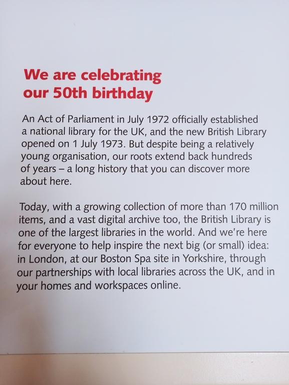 Pod nimi je k vidění přehlídka výstavních panelů k oslavám 50. výročí od rozhodnutí Britského parlamentu o výstavbě národní knihovny