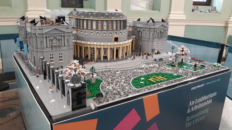 Ve vstupní hale knihovny je vystaven model její hlavní budovy postavený ze stavebnice LEGO® (foto: Michaela Bežová, NK ČR)
