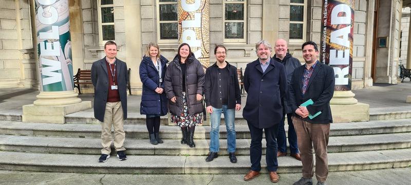 Michaela Bežová a Vojtěch Halama (třetí a čtvrtý zleva) s kolegyněmi a kolegy z Odboru digitálních sbírek Národní knihovny Irska (foto: Eoghan Ó Carragáin, Národní knihovna Irska)