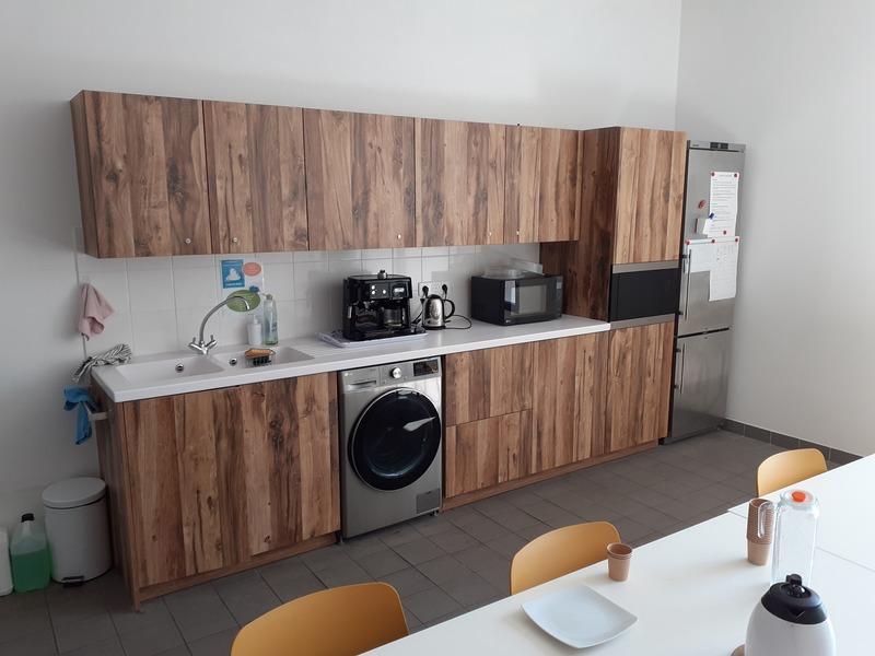 Součástí kuchyně je i pračka Součástí kuchyně je i pračka