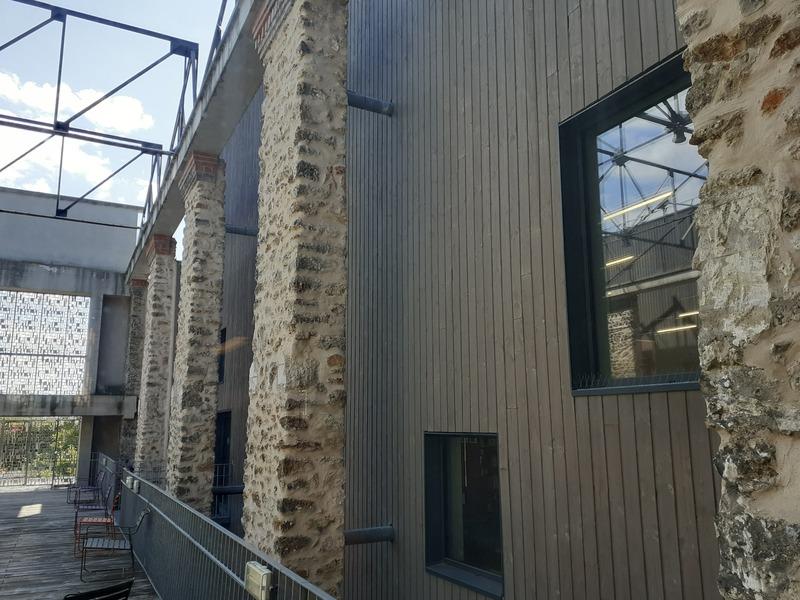 Původní účel budovy je i po přestavbě stále patrný Původní účel budovy je i po přestavbě stále patrný