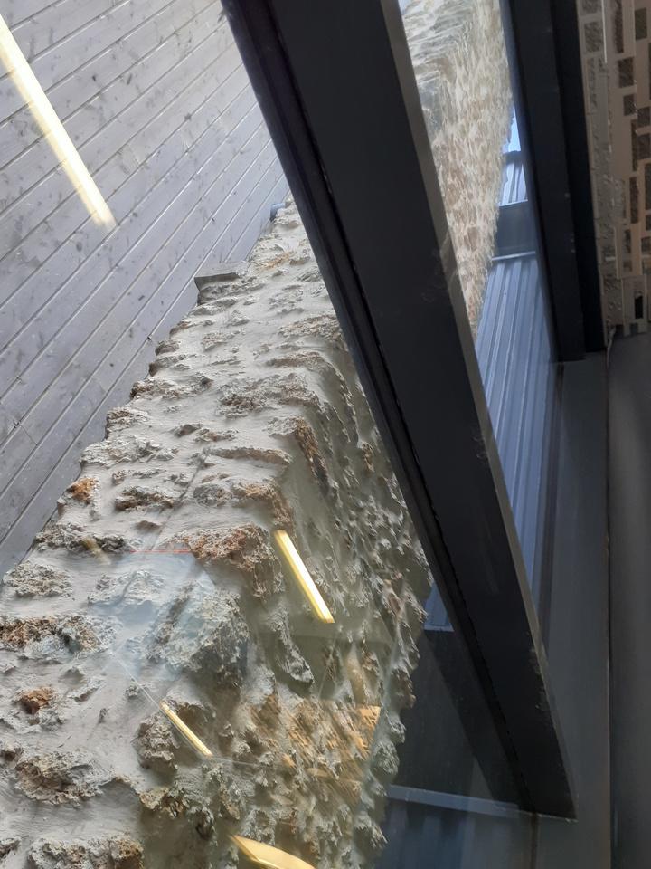 Jeden z nosných pilířů Jeden z nosných pilířů