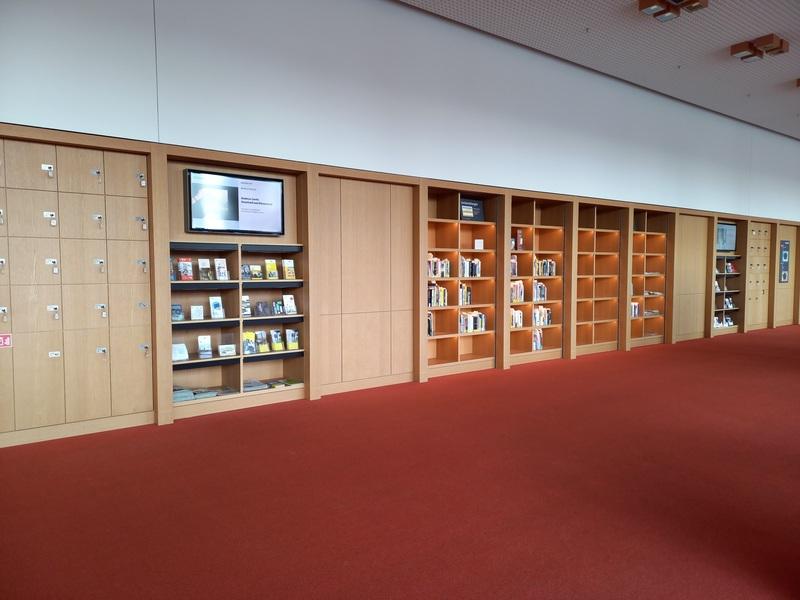 Prostorám knihovny vládne cihlově červená barva (foto: Petra Krausová, Studijní a vědecká knihovna Plzeňského kraje)