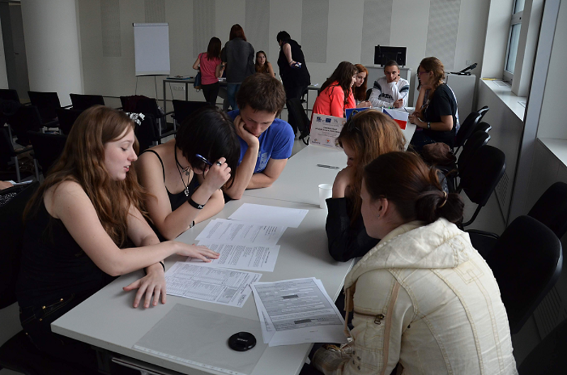 Studenti plní úkoly na workshopu v Krajské knihovně Františka Bartoše ve Zlíně