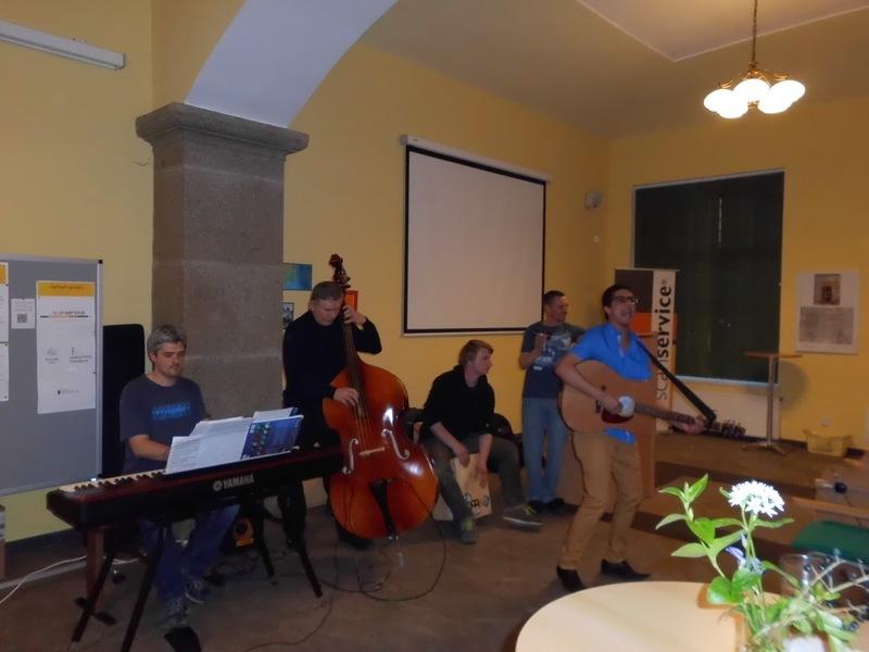 Vystoupení kapely Trefa do černého v rámci společenského večera (foto: Eva Cerniňáková, Knihovna Jabok)