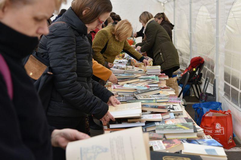 Velký zájem byl o knižní bazar (foto: Eva Hodíková, Národní knihovna ČR)