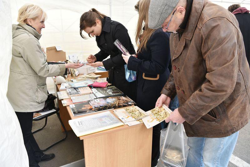 Vedle knižního bazaru se konal i prodej publikací Národní knihovny ČR (foto: Eva Hodíková, Národní knihovna ČR)