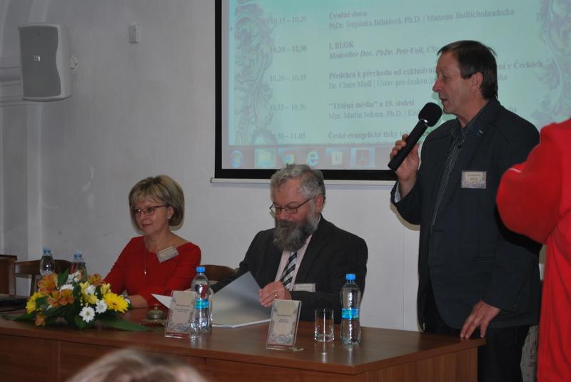 Konferenci zahájili Ing. Stanislav Mrvka (první zprava), PhDr. Jaroslav Pikal a PhDr. Štěpánka Běhalová, PhD.