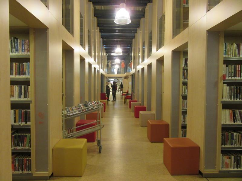 Pohled do dvoupodlažní soběslavské knihovny