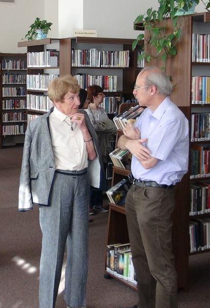 Jarmila Trägrová s Alešem Brožkem na členské schůzi ústeckého regionu SKIP v Regionální knihovně Teplice v roce 2015
