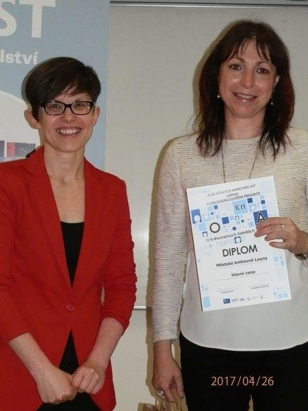 Přehlídka OKnA v roce 2017 – držitelka hlavní ceny Jana Hrbková z Městské knihovny Louny