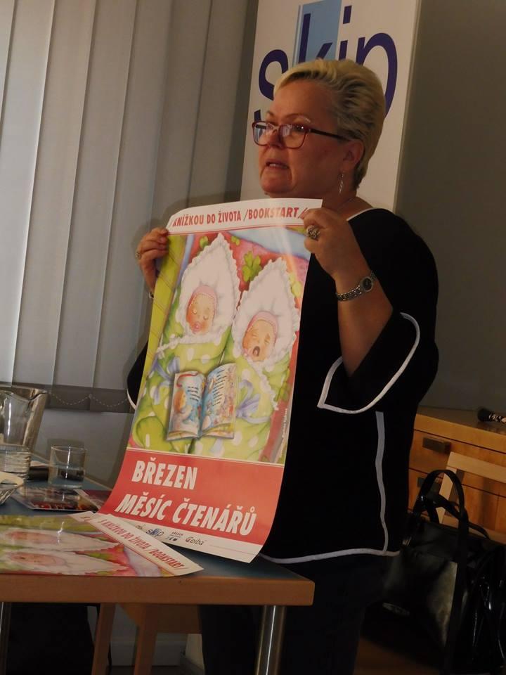 Zlata Houšková ukazuje plakát k letošnímu Březnu – měsíci čtenářů