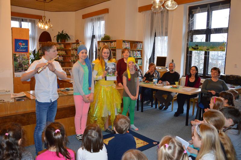 Skřítek Knihovníček a Víla Žlutěnka – předání knihy literárních prací od dětí