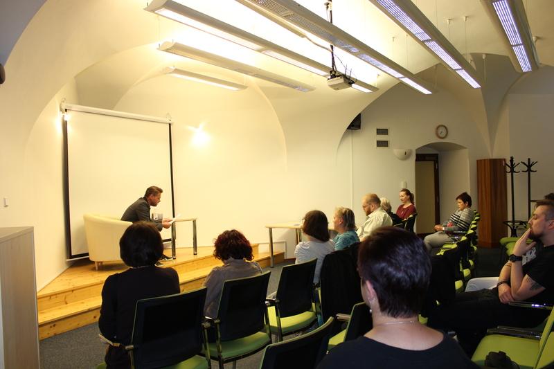 František Mitáš čte v přednáškovém sále knihovny František Mitáš čte v přednáškovém sále knihovny