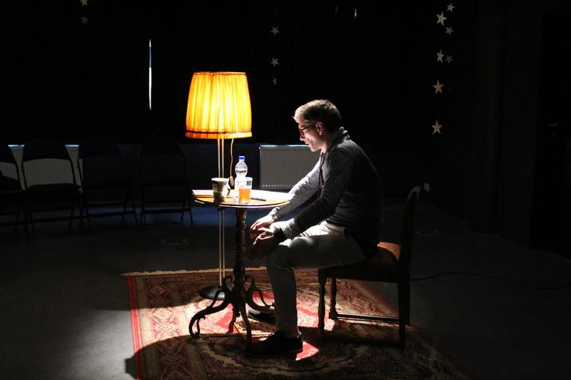 Stanislav Gerstner čte ve zkušebně Horáckého divadla