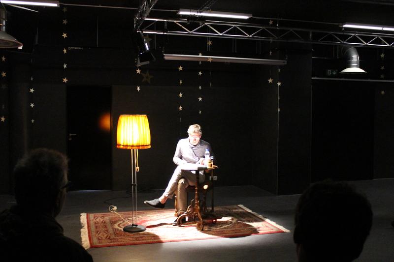 Stanislav Gerstner čte ve zkušebně Horáckého divadla