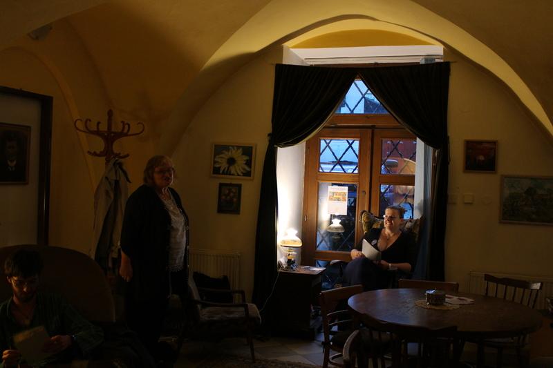 Lenka Schreiberová čte v Kafárii Lenka Schreiberová čte v Kafárii