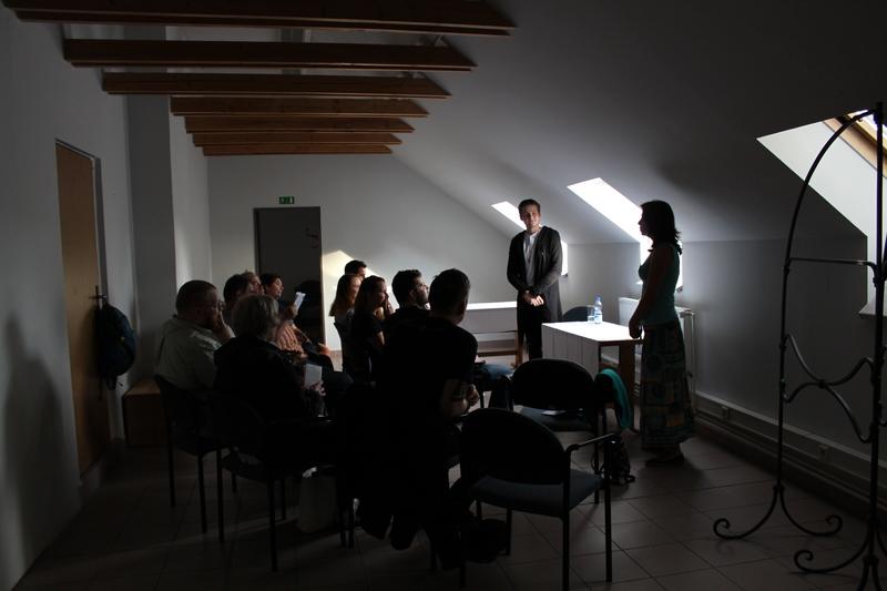 Štěpán Tuček čte na Bráně Matky Boží Štěpán Tuček čte na Bráně Matky Boží