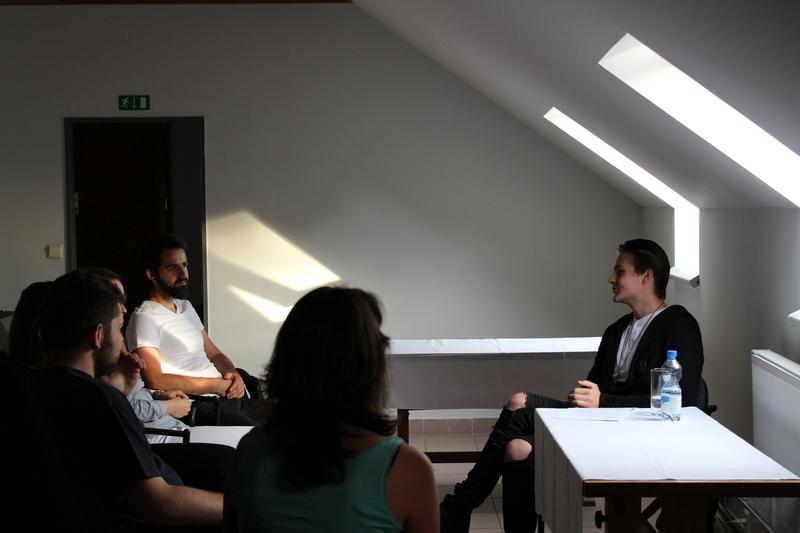 Štěpán Tuček čte na Bráně Matky Boží Štěpán Tuček čte na Bráně Matky Boží