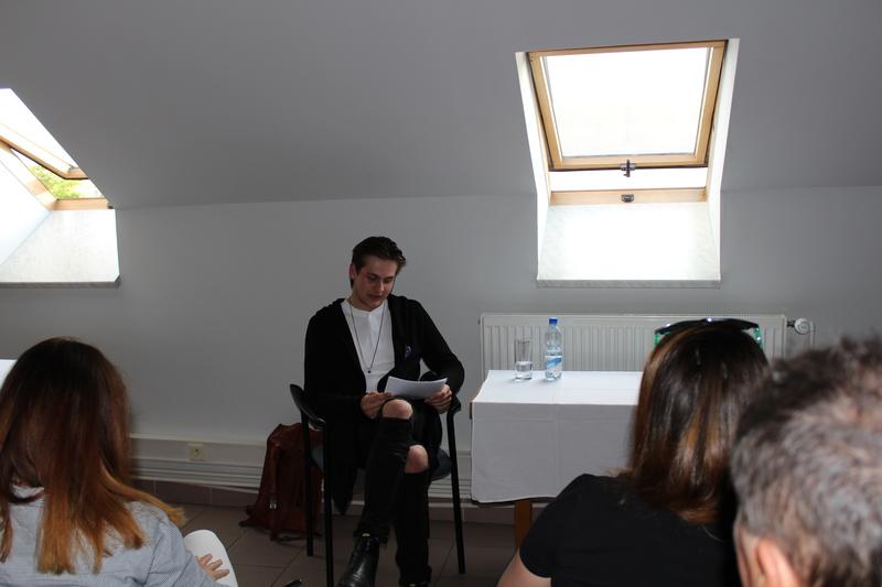 Štěpán Tuček čte na Bráně Matky Boží Štěpán Tuček čte na Bráně Matky Boží