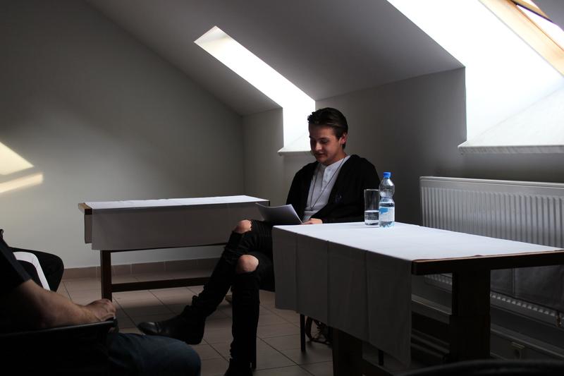 Štěpán Tuček čte na Bráně Matky Boží Štěpán Tuček čte na Bráně Matky Boží