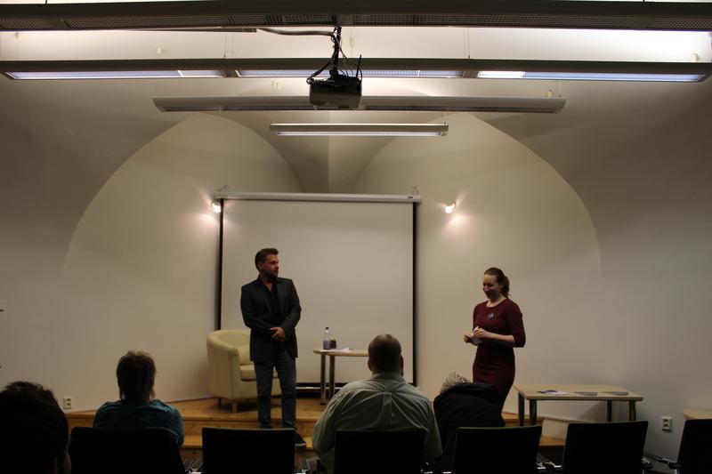 František Mitáš čte v přednáškovém sále knihovny František Mitáš čte v přednáškovém sále knihovny