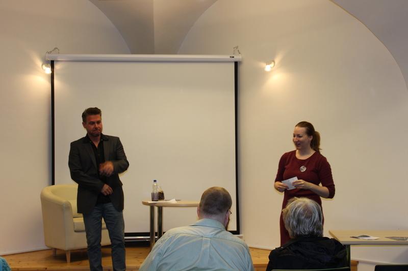 František Mitáš čte v přednáškovém sále knihovny František Mitáš čte v přednáškovém sále knihovny