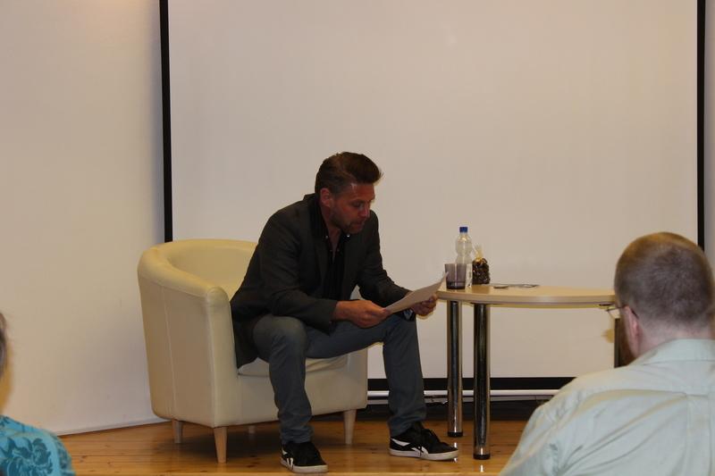 František Mitáš čte v přednáškovém sále knihovny