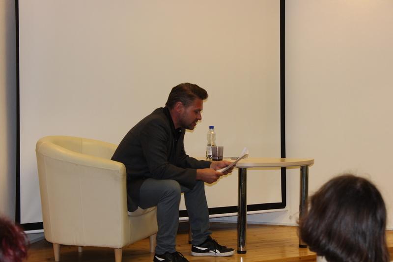 František Mitáš čte v přednáškovém sále knihovny