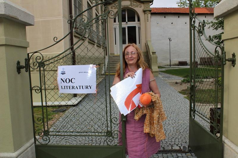 Přípravy před zahájením akce – Hana Tužarská u vstupu do Městské knihovny v Chebu
