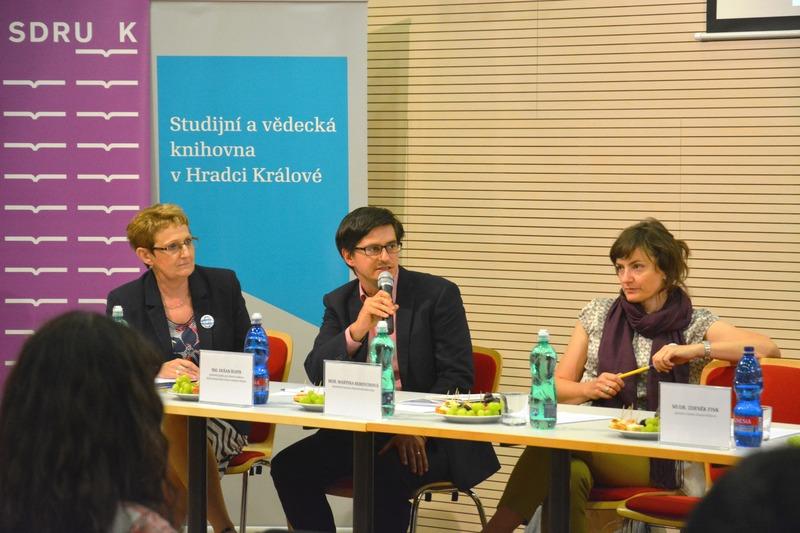 Panelisté (zleva Eva Svobodová, Dušan Šustr a Kateřina Churtajeva)