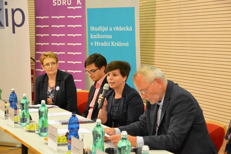 Panelisté (zleva Eva Svobodová, Dušan Šustr, Martina Berdychová a Zdeněk Fink)