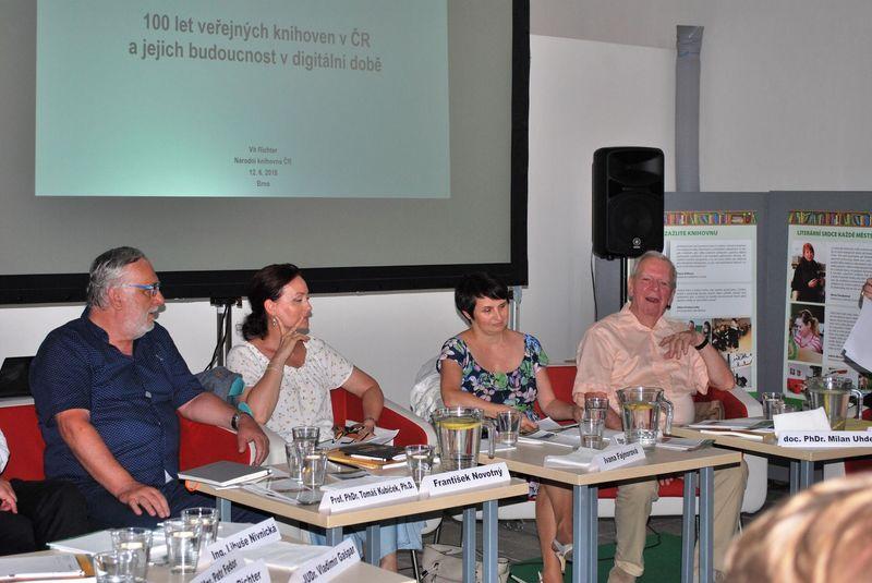 Účastníci panelové diskuze (zleva František Novotný, Ivana Fajnorová, Pavlína Mazáčová a Milan Uhde)