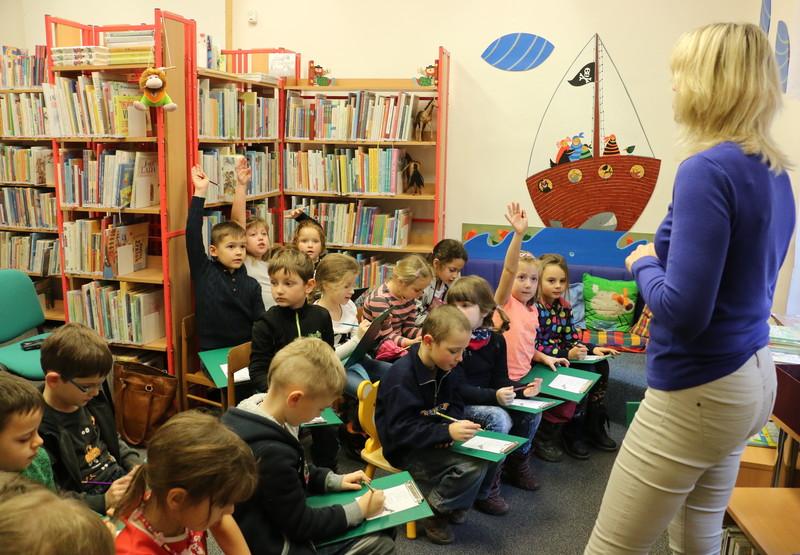 Prvňáci ze ZŠ Chotíkov při své první návštěvě v knihovně