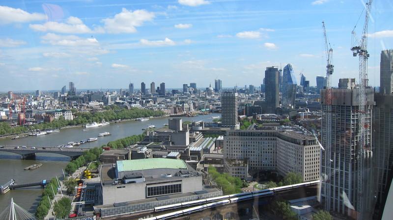 Londýn – z ptačí perspektivy Londýnského oka se katedrála sv. Pavla brzy skryje v houšti mrakodrapů