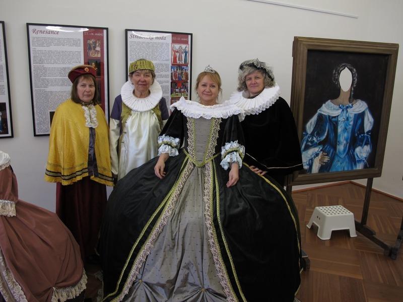 Společná návštěva výstavy dobových šatů v Muzeu Vyškovska