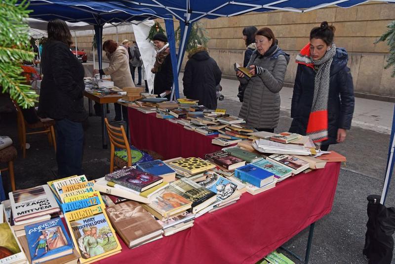 Vybírání knih na knižním bazaru (foto: Eva Hodíková, NK ČR)