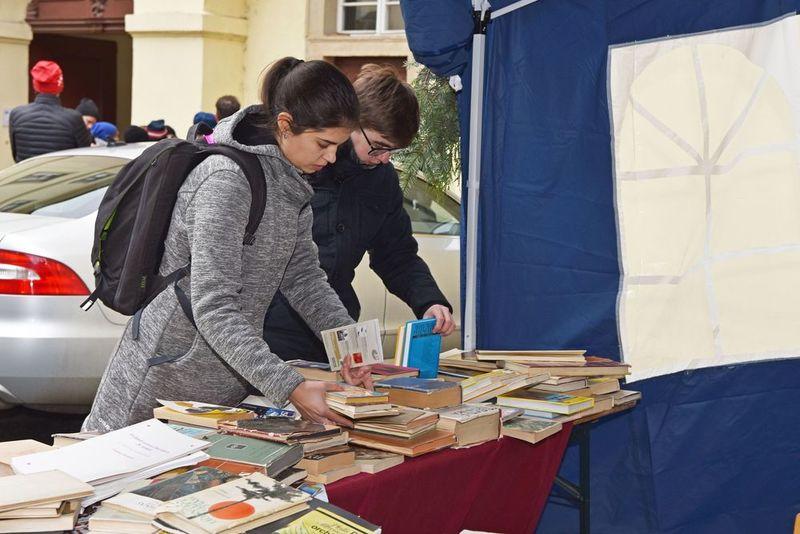 Vybírání knih na Knižním bazaru (foto: Eva Hodíková, NK ČR)