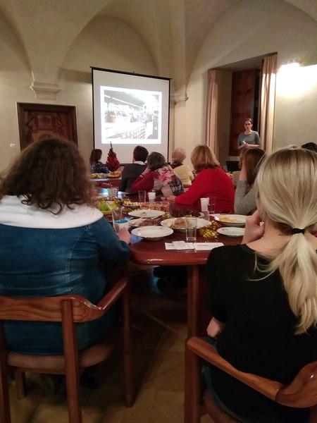 Součástí vánočního setkání byl i odborný program v podobě přednášky Lenky Hanzlíkové z Městské knihovny v Praze