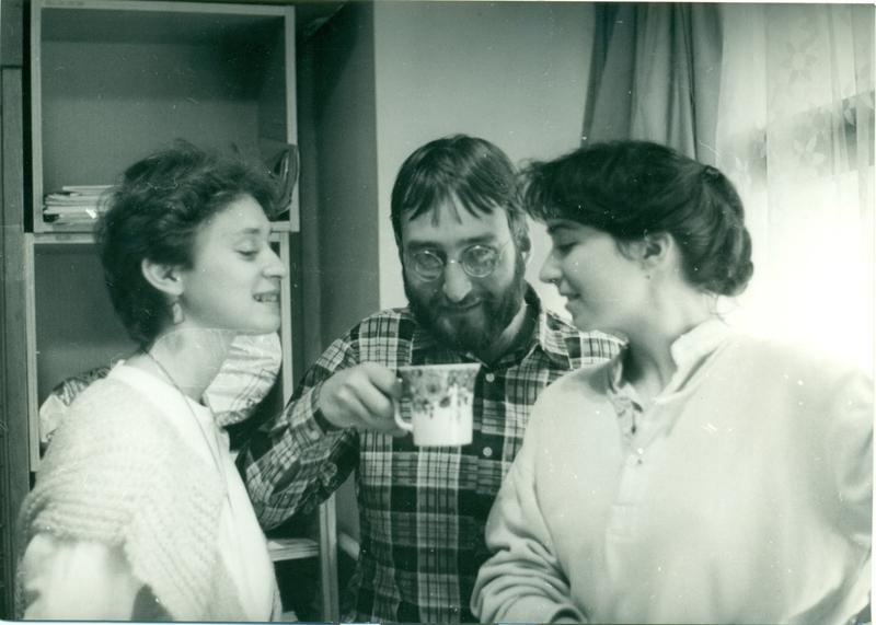 S kolegyní Soňou Weigertovou (zde za svobodna Obernauerovou) z dokumentace ČSFÚ v Klimentské 6 na Praze 1 – asi rok 1983 (foto: Miloš Fikejz – samospoušť; zdroj: archiv Pavly Janáskové)