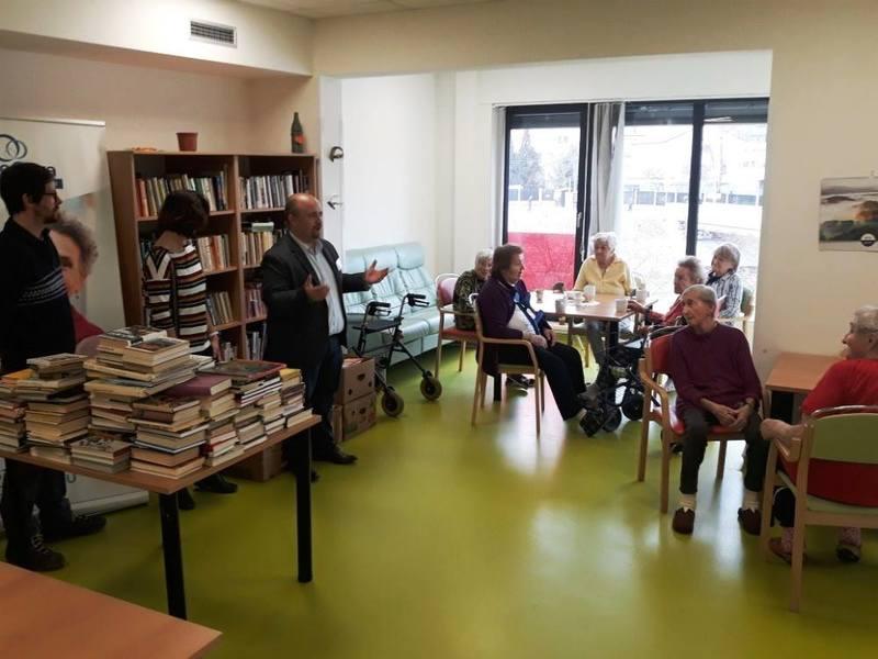 Předání knih proběhlo v přátelské, domácí atmosféře a udělalo seniorům radost