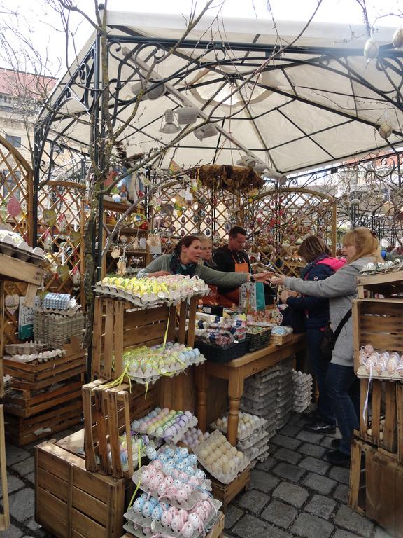 Velikonoční trh na náměstí Freyung